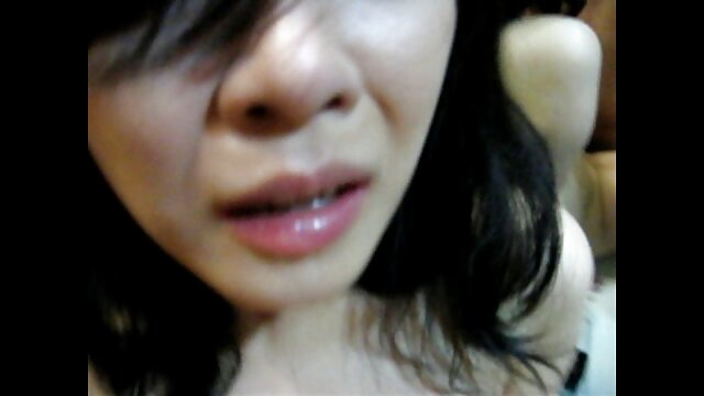 穴の革の椅子の接着剤に美しいピンクの塗料 エロ 動画 女の子 向け