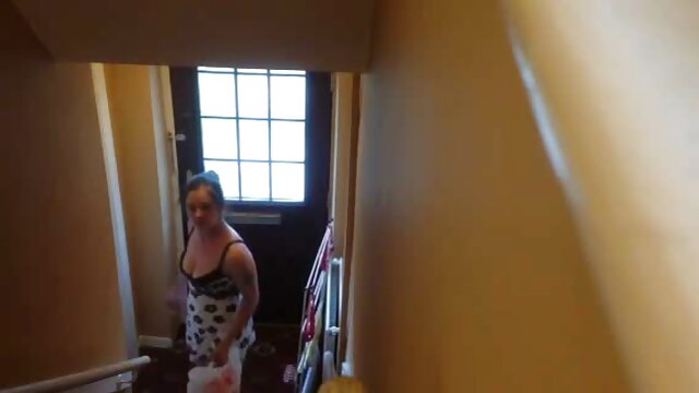 黒人男性と彼女のお尻を交換する白いプールサイドの女の子 女 向け エロ 動画 無料